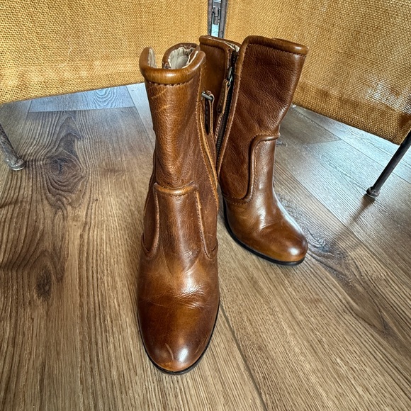 Frye Sylvia Piping Bootie Boots Soft Vintage Leather & Double Side Zipper Sz 8.5 - Picture 6 of 12